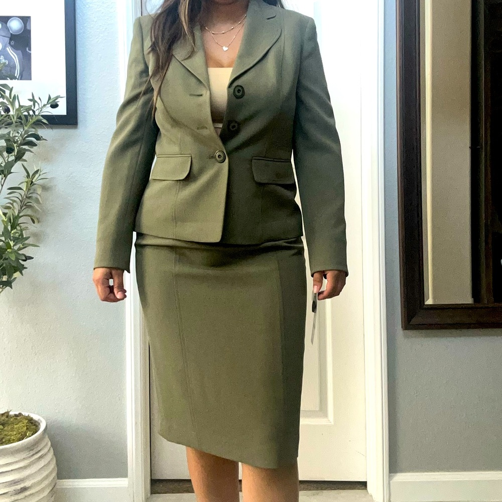 NWT Le Suit Olive Skirt Suit